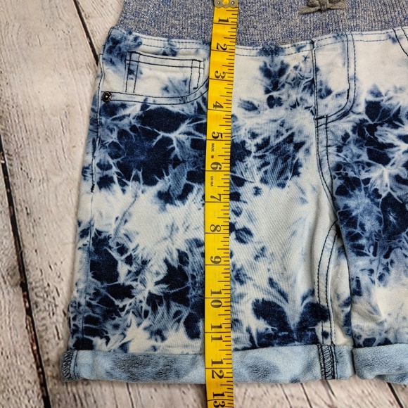 Shorts - Picture 2 of 4